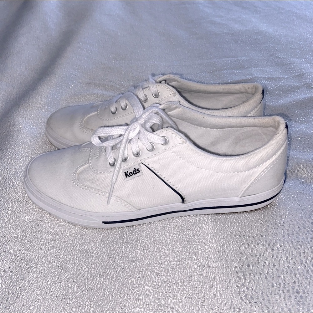 Keds Womenโs White Sneaker Shoes Size 5.5 US
